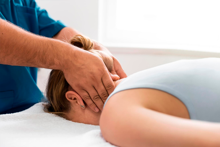 Mão de um massagista massageando um amulher
